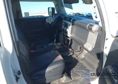 2011 Toyota Fj Cruiser z USA, uszkodzony, nr VIN JTEBU4BF7BK110195